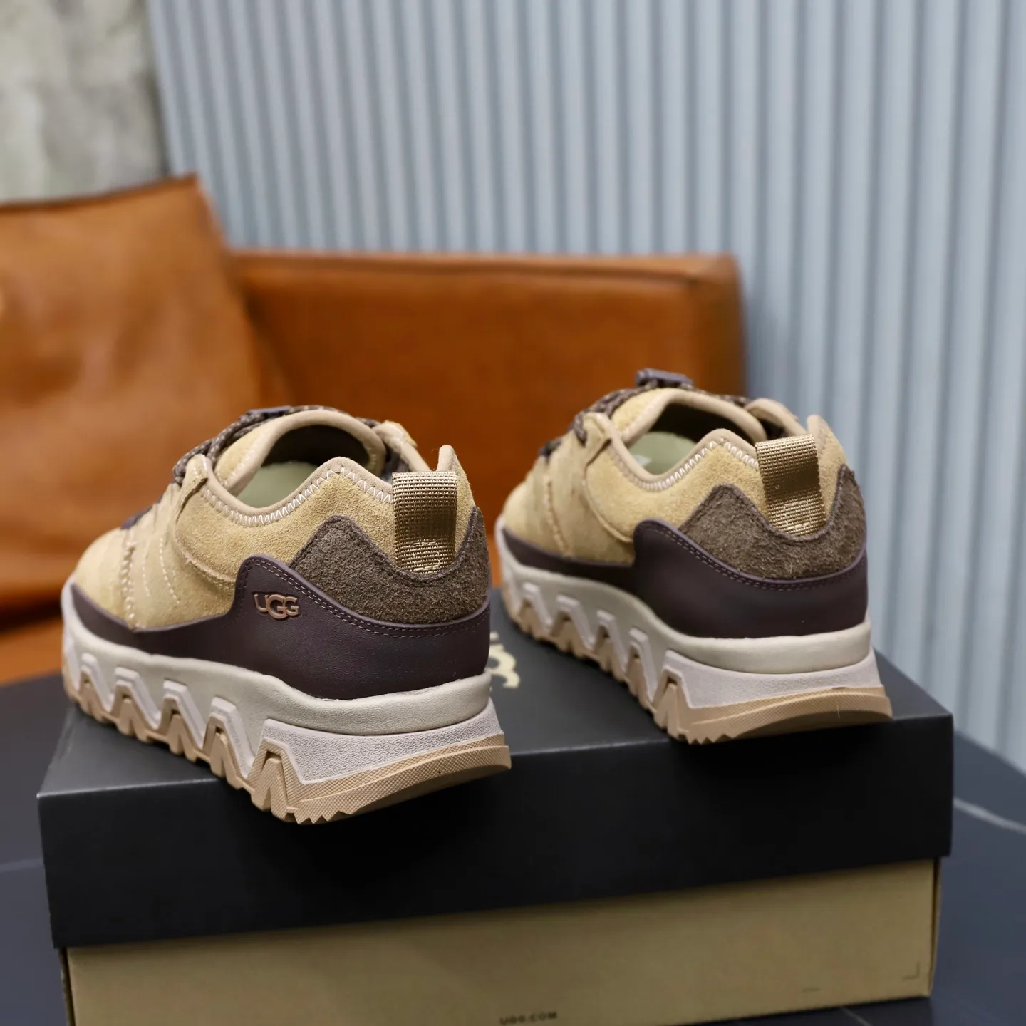 Factory price: 600💰Couple hiking shoes UGG short snow boots Autumn and winter brother's new series.........Multiple colors available Original and cute appearance, fur integrated 100% original with single wool thread Very precious and time-consuming Imported wool fur integrated warm and comfortable double care of feet A must-have item in winter Vamps with fur integrated wool outsole vs. original non-slip outsole Size: #35-40 for women and 39-44 for men
